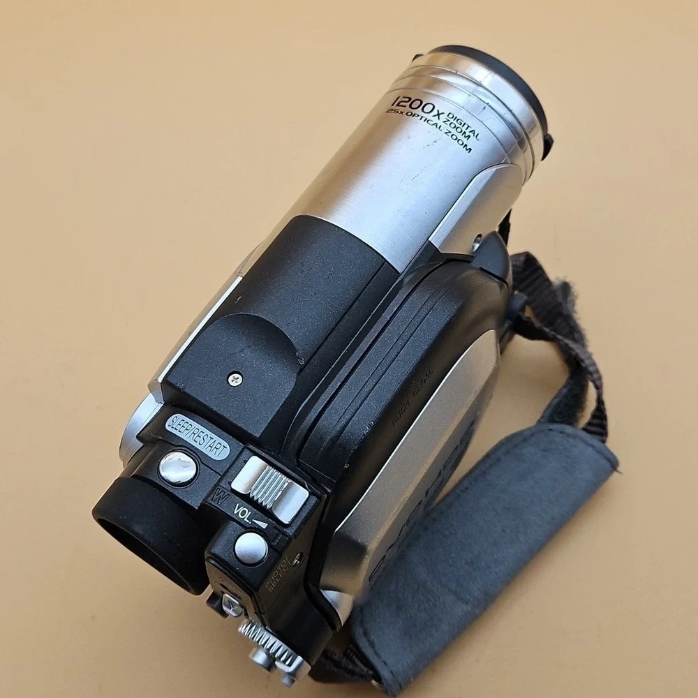 Hitachi DZ-HS300E DVD/HDD/SD Camcorder Video Camera UNTESTED AS IS FOR PARTS